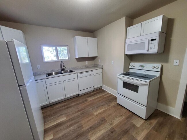 Foto del edificio - 22nd St Duplex - Near Drake University