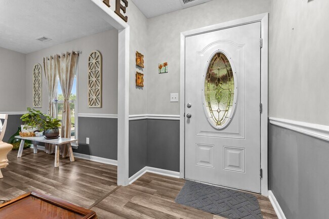 Foto del edificio - Updated 3 Bed, 2 Bath Home with Fenced Yard