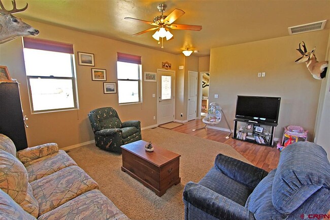 Building Photo - 3 Bedroom & 2 Bath Home with 2 Car Garage ...