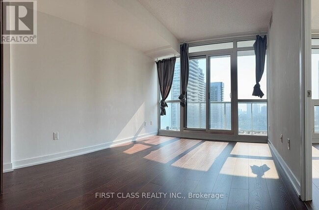 Building Photo - 121-2121 McMahon Dr