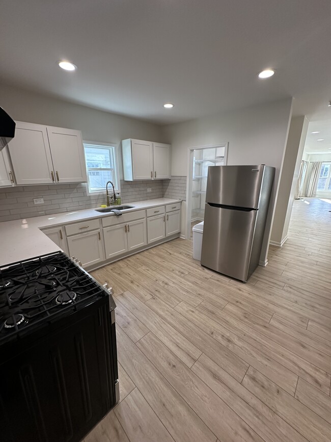 Kitchen - 1835 Lincoln St