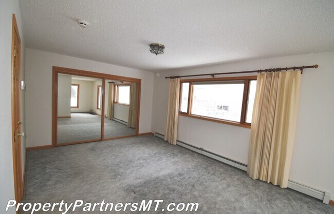 Building Photo - This is a beautiful Farmhouse on 5 Acres.