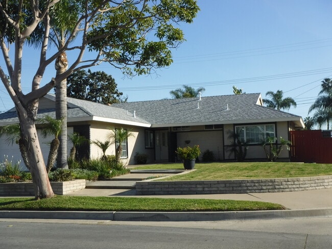 Building Photo - On Cul-De-Sac: 3 Bedroom 2 Bath Single Sto...