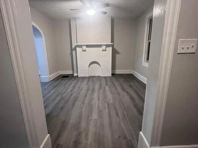 Building Photo - Beautiful newly renovated 3 bedroom