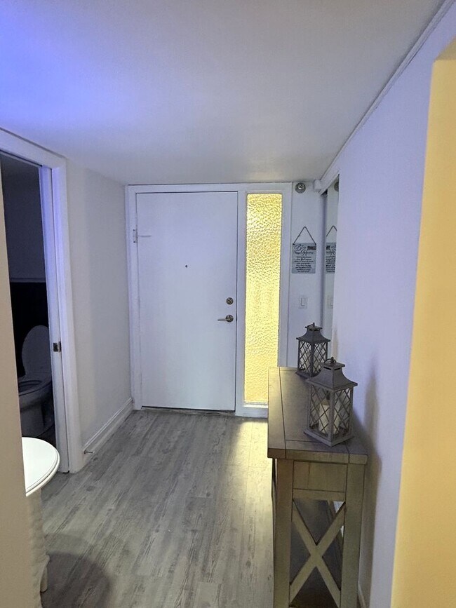 Foto del edificio - Updated 1 Bed/1.5 Bath Near the Beach! Gre...