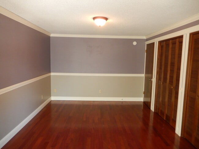 Building Photo - Spacious Daylight Rambler in Desirable Fir...