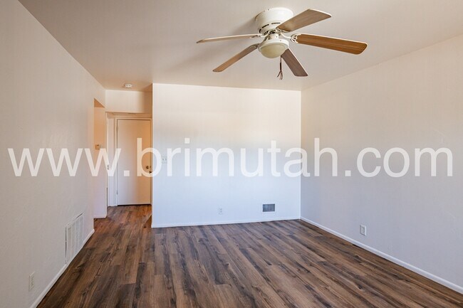 Building Photo - 2241 E Laney Ave