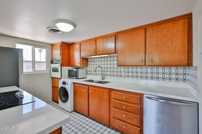 Foto del edificio - 6544 N 12th St