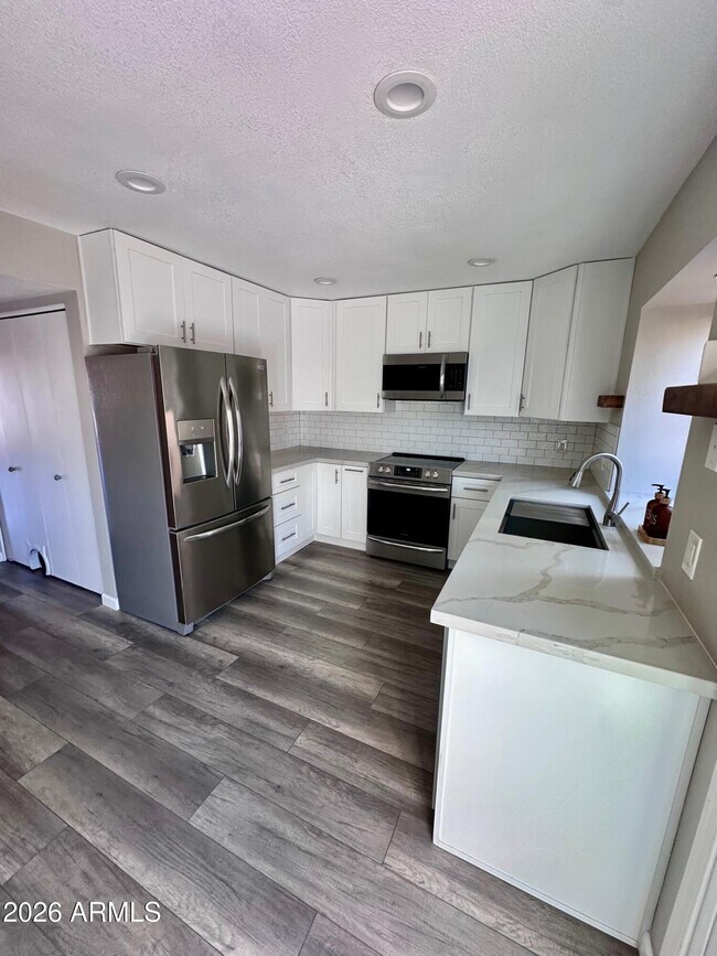 Building Photo - 4901 E Kelton Ln