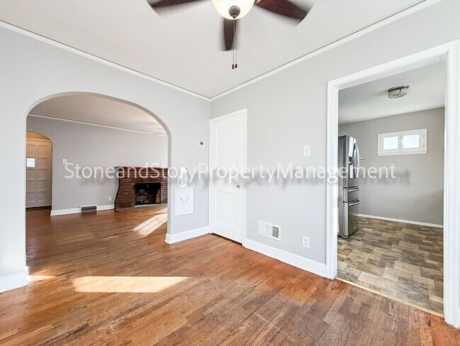 Foto del edificio - Large 2 story home in Oakland with large garage