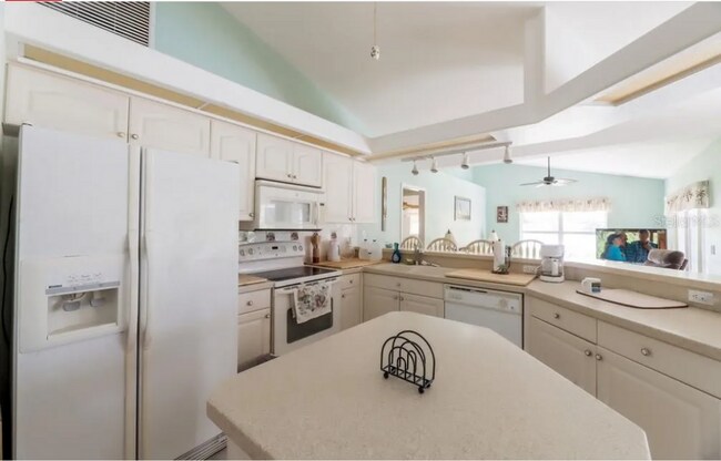 Foto del edificio - $5,495/month -- Beautifully Furnished Pool Home Seasonal Rental ** Lakefront Views ** Just minute...