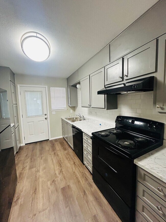 Building Photo - 3309 Alta Vista Dr