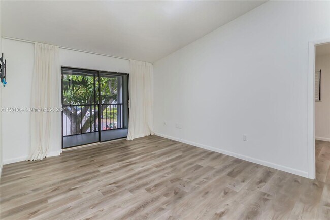 Building Photo - 931 NE 199th St