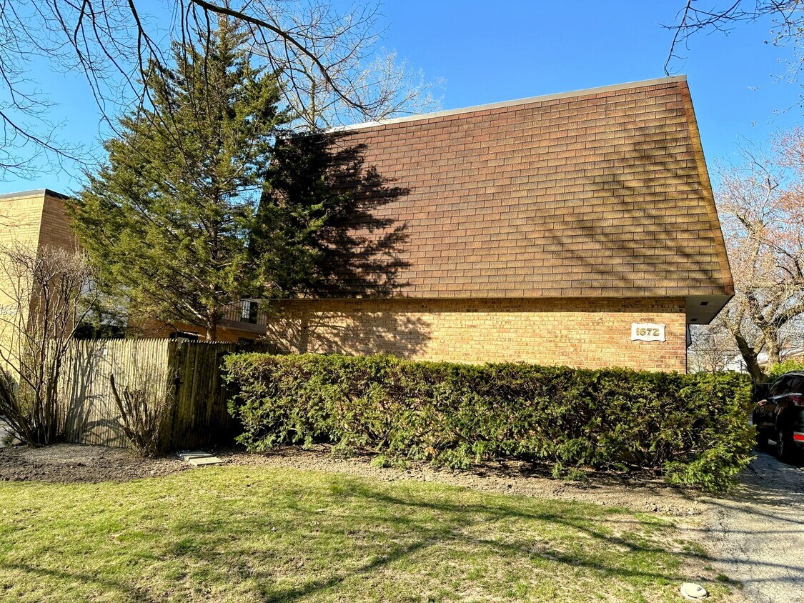 1672 2nd St Unit 5, Highland Park, IL 60035 Condo for Rent in Highland Park, IL
