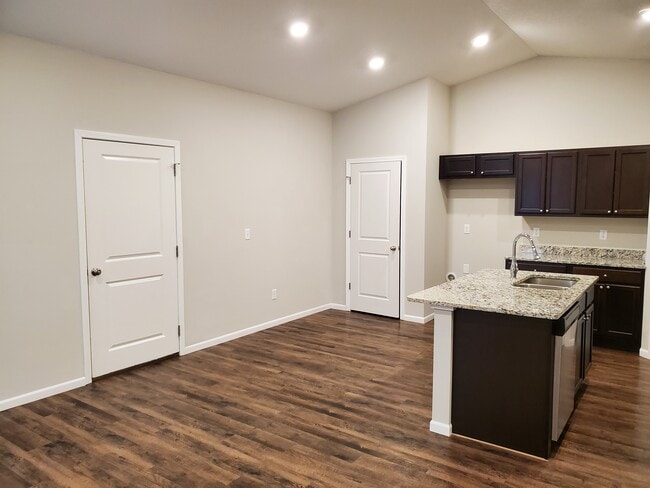Building Photo - 416 S Longbranch Dr