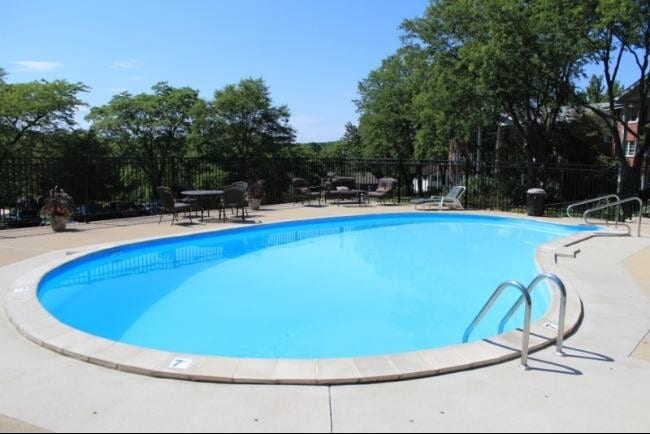 Building Photo - 225 Country Club Dr