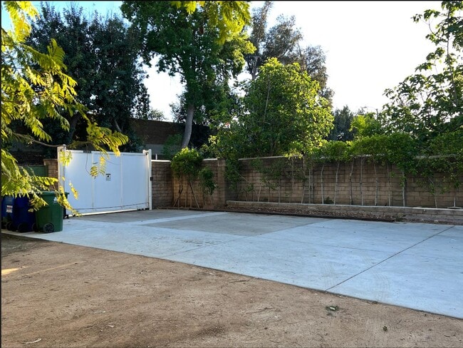 Building Photo - 5653 Calvin Ave