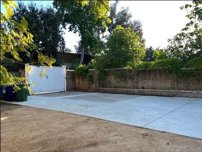 Foto del edificio - 5653 Calvin Ave