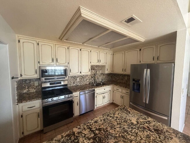 Building Photo - Beautiful 3 Bed / 2 Bath Home with Backyard Oasis & Pool!
