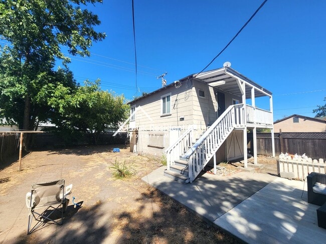 Building Photo - Cute 1 bd/1 ba Sacramento Cottage