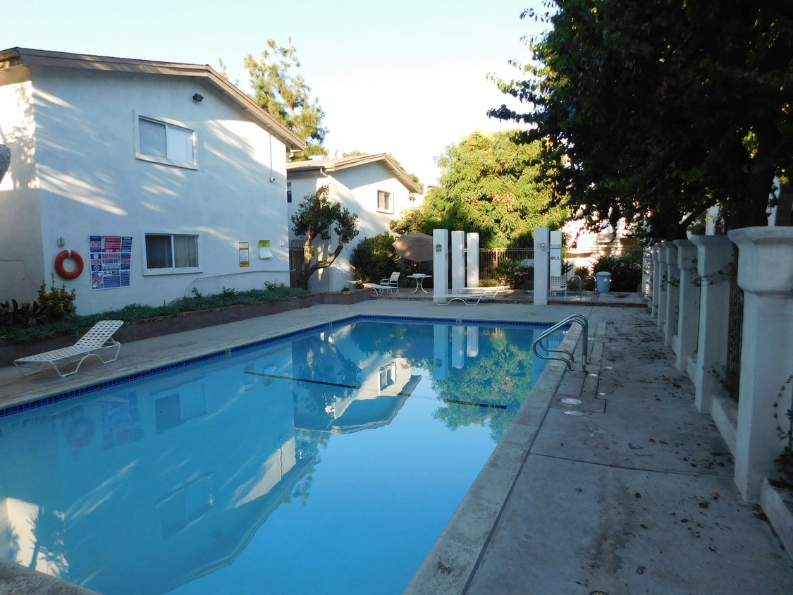 18619 Collins St, Tarzana, CA 91356 Condo for Rent in Tarzana, CA