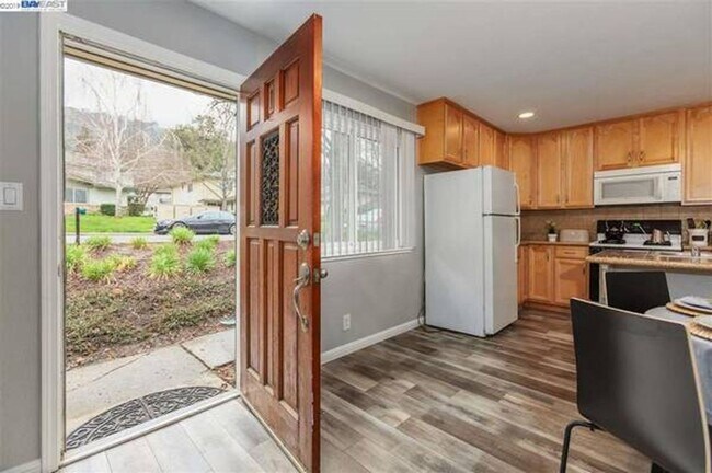 Building Photo - $2,590 - THE NICEST FIRST FLOOR CONDO IN P...