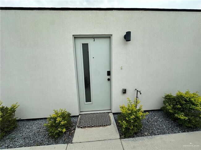 Building Photo - 1308 E Iris Ave