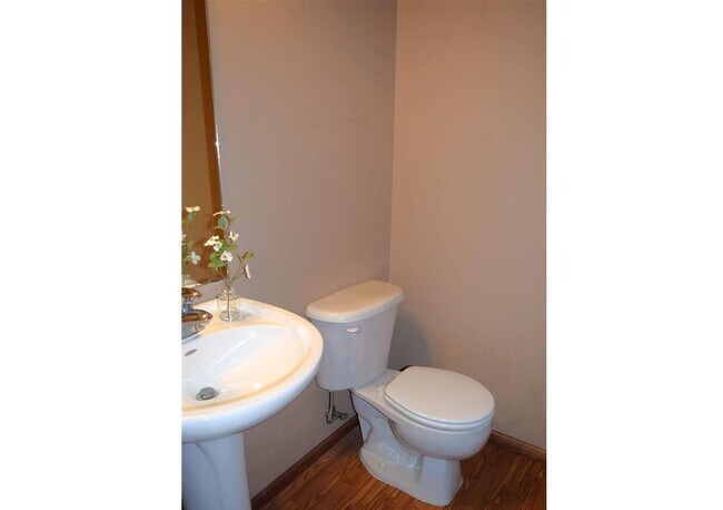 Building Photo - 2103 Hemlock Trl