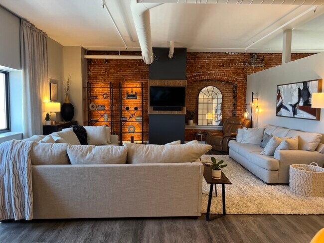 Open concept with plenty o seating This space feels warm and comfortable, inviting and exclusive - 125 S Kalamazoo Mall