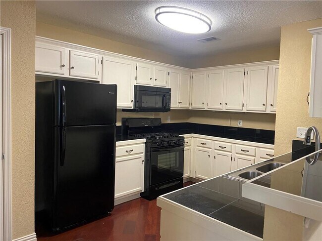 Foto del edificio - 700 David Curry Dr