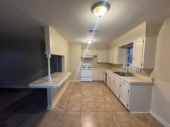 Foto del edificio - 300 Belle Homme Dr