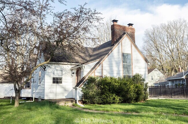 Foto del edificio - "Charming 3-Bedroom Haven with Spacious Living in Indianapolis – 2,190 Sq Ft of Comfort!"