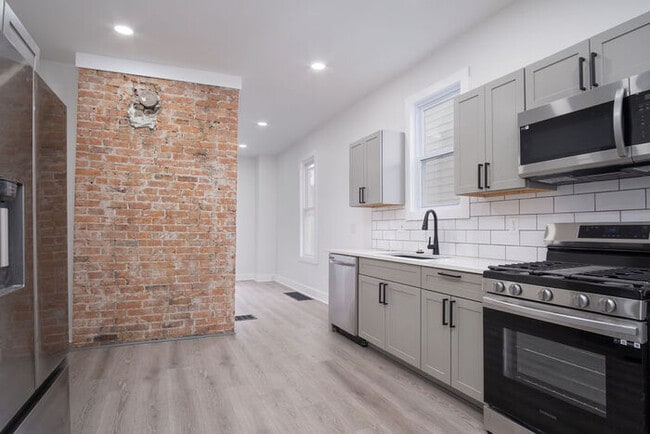 Building Photo - 633 E Whittier St