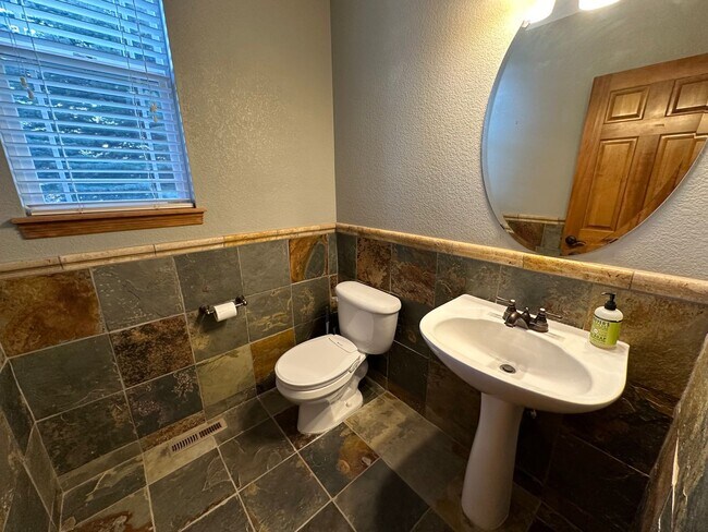 Foto del edificio - BEAUTIFUL & WELL MAINTAINED HOME IN BANNIN...