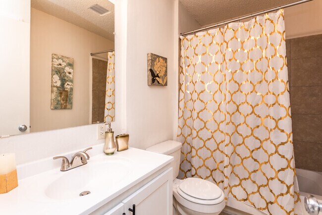 2HAB, 1BA - 796SF Cuarto de baño - Loma Vista Apartments