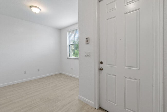 Building Photo - 433 Amador Ln