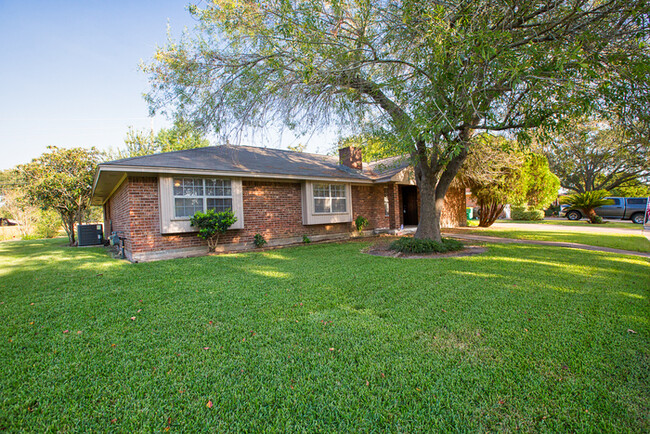 Foto del edificio - Brick Ranch with 2 car garage