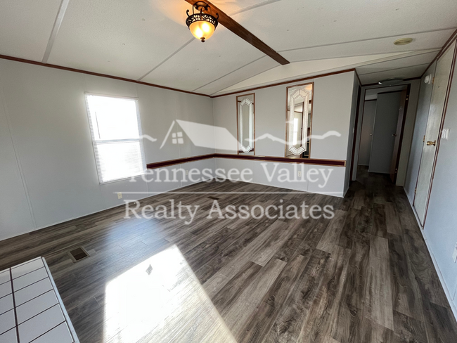 Building Photo - Well kept 3 bedroom/ 2 bathroom home just ...