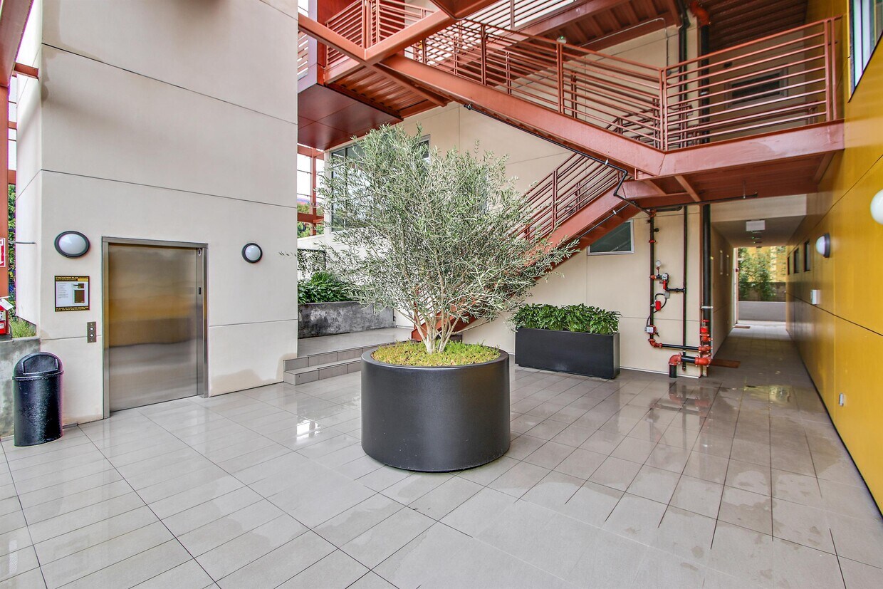 Foto del edificio - 1342 Hayworth Ave