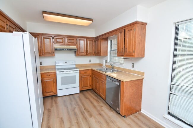 Building Photo - 931 Brentwood Pointe