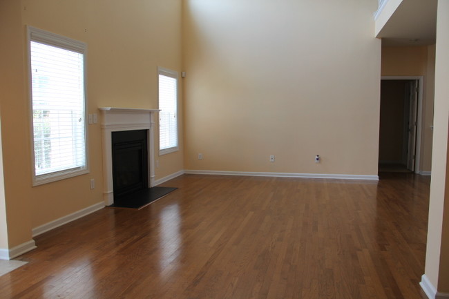 Building Photo - 109 Holly Glen Ct