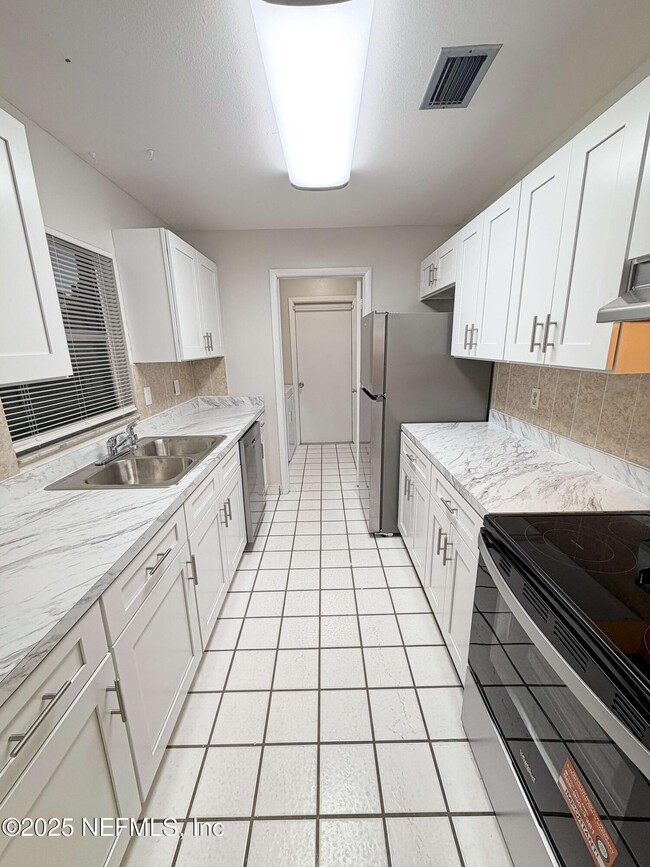 Foto del edificio - 283 Almansa Rd