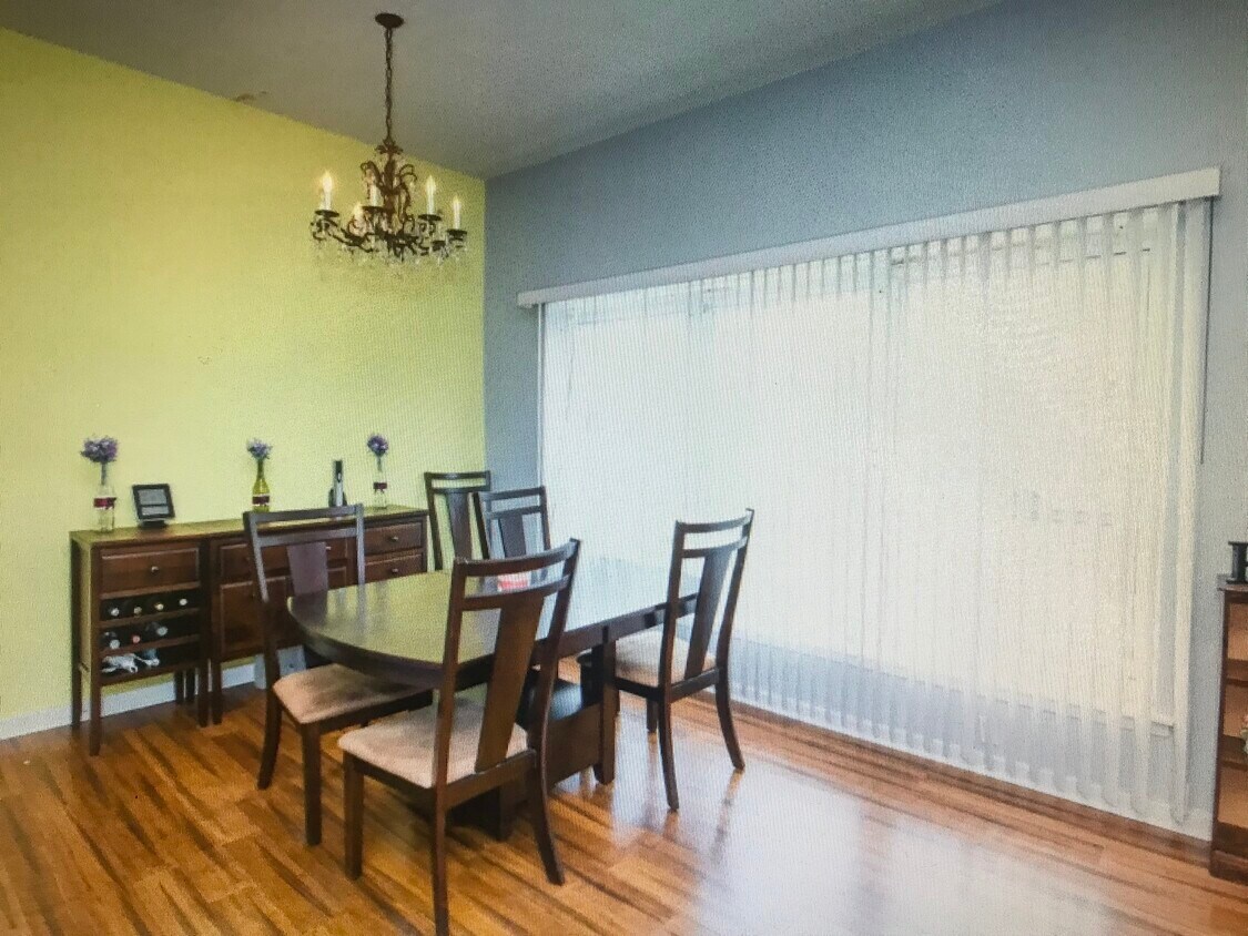 Foto del edificio - 8322 Summerdale Ave