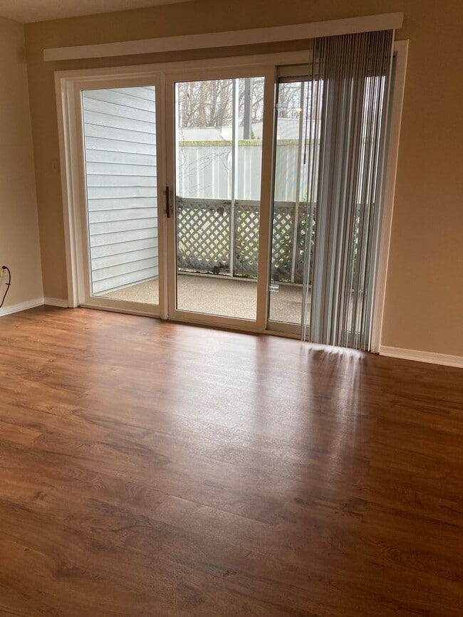 Building Photo - 3 bedroom, 2.5 bath Condo: Gentry Quarters...