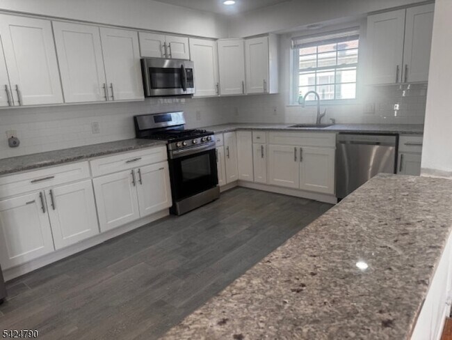 Foto del edificio - 81-83 Hawthorne Avenue Unit 3
