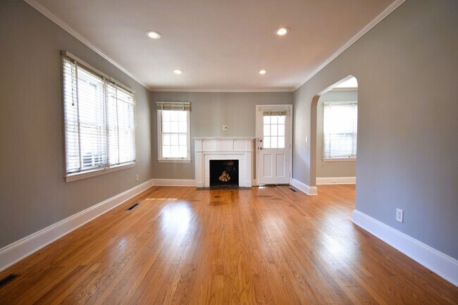 Building Photo - Coming Soon: 3 Bedroom 2 Bathroom- Near Do...