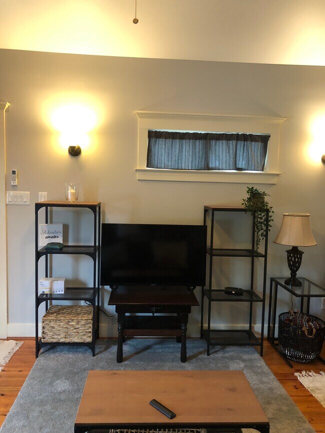 Entertainment area Wifi included - 606 E 12th 1/2 St