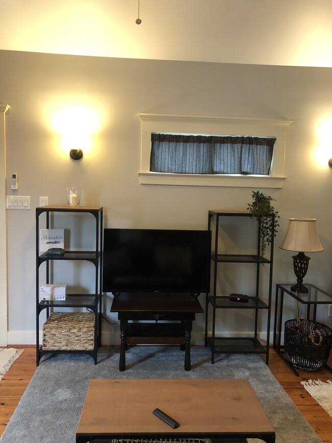 Entertainment area Wifi included - 606 E 12th 1/2 St