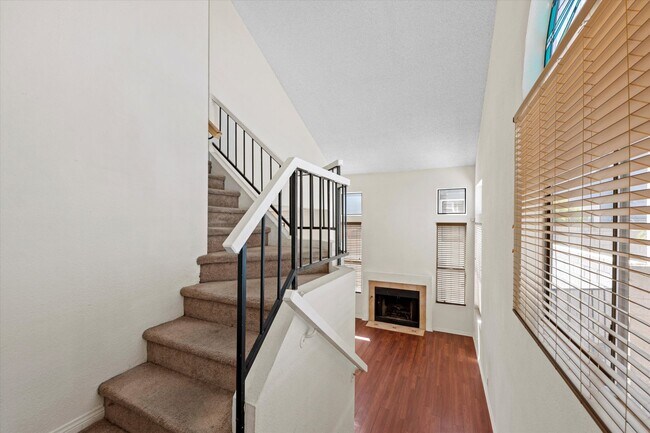 Foto del edificio - Centrally located Townhome/Fenced Yard