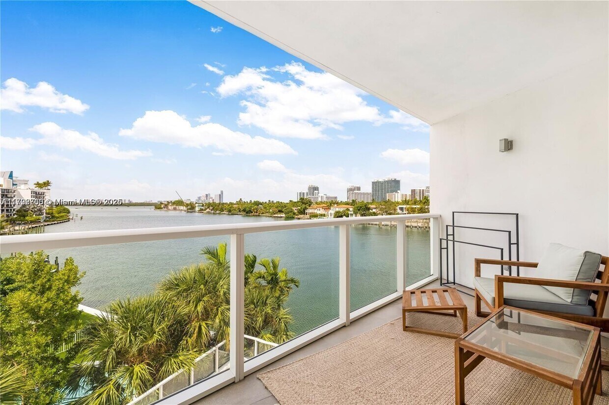 Foto principal - 9821 E Bay Harbor Dr